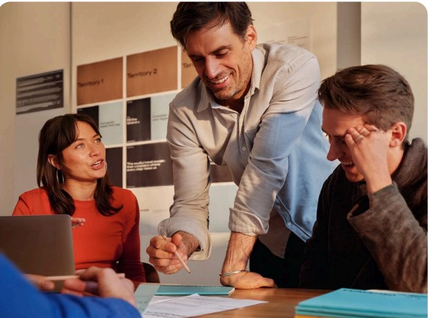 The Peliqan team reviewing a portfolio together